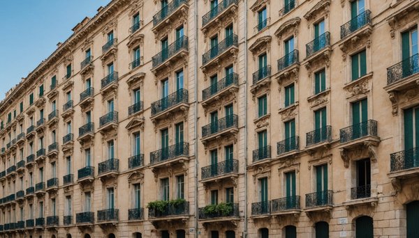 Comment l'emplacement influence l'architecture des appartements à Nîmes